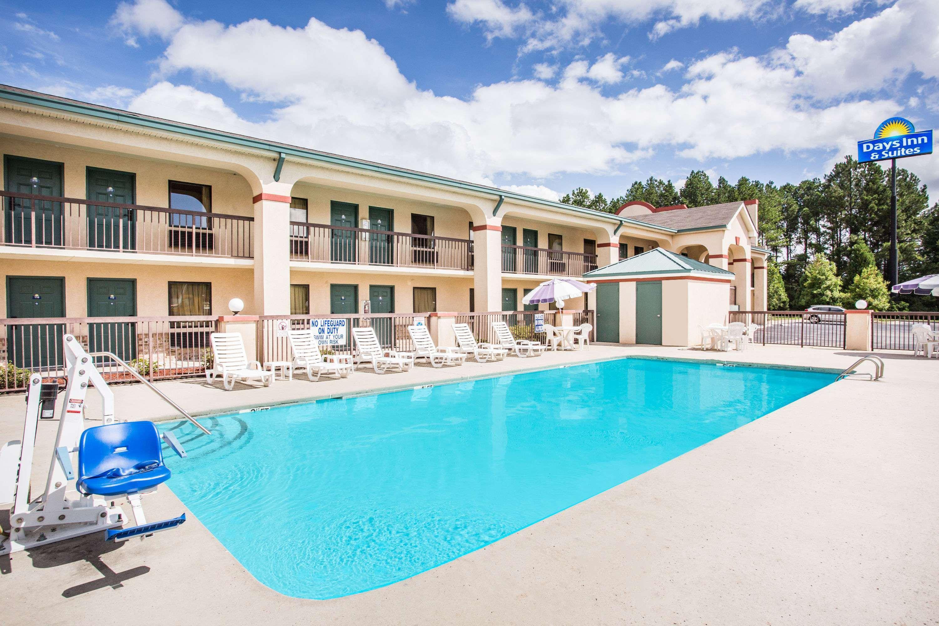 Days Inn & Suites By Wyndham Columbia Airport West Columbia Extérieur photo
