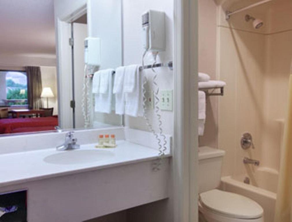 Days Inn & Suites By Wyndham Columbia Airport West Columbia Chambre photo